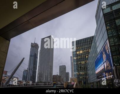 Canary Wharf, London, UK: Neue Gebäude in South Quay, gesehen von Canary Wharf in den London Docklands mit South Quay-Fußgängerbrücke über South Dock. Stockfoto