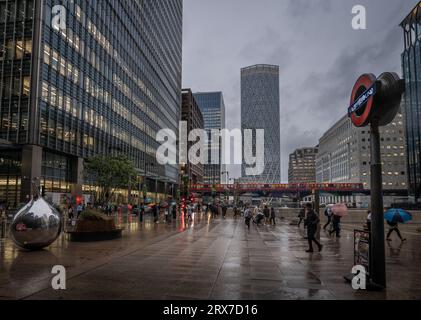 Canary Wharf, London, UK: Blick auf Middle Dock, Docklands Light Railway und Neufundland Apartmenthaus. Stockfoto