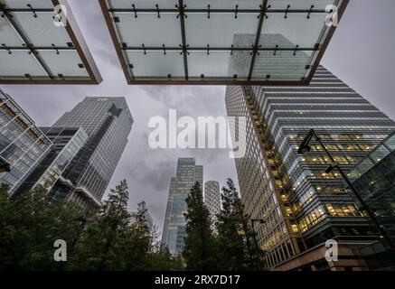 Canary Wharf, London, UK: Die hohen Gebäude der Canary Wharf in den Londoner Docklands vom Jubilee Park aus gesehen. Stockfoto