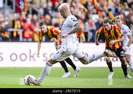 Mechelen, Belgien. September 2023. Jon Thorsteinsson von OHL verpasst einen Elfmeter während eines Fußballspiels zwischen KV Mechelen und OH Leuven, Samstag, den 23. September 2023 in Mechelen, am 08. Tag der Saison 2023-2024 der ersten Liga der Jupiler Pro League der belgischen Meisterschaft. BELGA PHOTO LAURIE DIEFFEMBACQ Credit: Belga News Agency/Alamy Live News Stockfoto