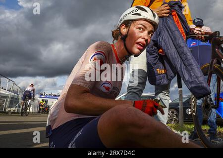 WIJSTER - Mischa Bredewold reagiert, nachdem er am 23. September 2023 auf dem Col du VAM in Midden-Drenthe, Niederlande, das Spitzenrennen für Frauen im Straßenverkehr gewonnen hat. Lorena Wiebes, die Zweiter wurde. ANP VINCENT JANNINK Stockfoto