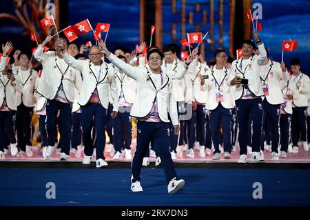 Hangzhou, chinesische Provinz Zhejiang. September 2023. Kenneth Fok Kai-kong von der Delegation von Hongkong, China, pariert im Hangzhou Olympic Sports Center Stadium während der Eröffnungszeremonie der 19. Asiatischen Spiele in Hangzhou, Ostchinesische Provinz Zhejiang, 23. September 2023. Lied Yanhua/Xinhua/Alamy Live News Stockfoto