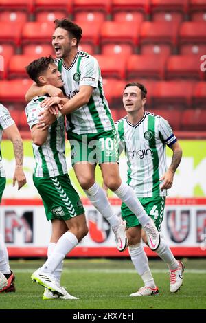 Wycombe Wanderers Freddie Potts (links) feiert mit Luke Leahy (Mitte) das erste Tor ihrer Mannschaft im Spiel der Sky Bet League One im Londoner Valley. Bilddatum: Samstag, 23. September 2023. Stockfoto