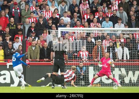 London, Großbritannien. September 2023; Gtech Community Stadium, Brentford, London, England; Premier League Football, Brentford versus Everton; Abdoulaye Doucour&#xe9; of Everton Shoots und erzielt 0-1 in der 6. Minute Credit: Action Plus Sports Images/Alamy Live News Stockfoto