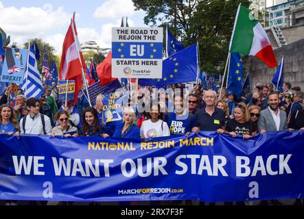 London, England, Großbritannien. September 2023. Demonstranten in der Park Lane. Tausende von Anti-Brexit-Demonstranten nahmen an der Nationalen Wiederantrittsmarsch im Zentrum Londons Teil und forderten, dass das Vereinigte Königreich wieder der EU Beitritt. (Bild: © Vuk Valcic/ZUMA Press Wire) NUR REDAKTIONELLE VERWENDUNG! Nicht für kommerzielle ZWECKE! Quelle: ZUMA Press, Inc./Alamy Live News Stockfoto