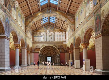 Budapest, Ungarn - 22. August 2023: Inneneinrichtung des Museums der Bildenden Künste, romanischer Saal Stockfoto