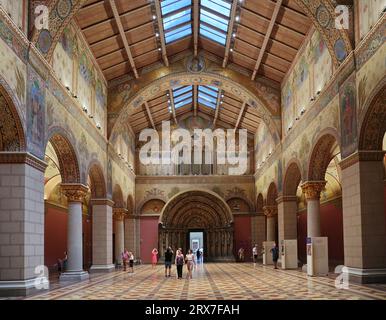 Budapest, Ungarn - 22. August 2023: Inneneinrichtung des Museums der Bildenden Künste, romanischer Saal Stockfoto