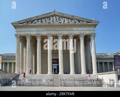 Budapest, Ungarn - 22. August 2023: Klassische Fassade des Kunstmuseums Stockfoto