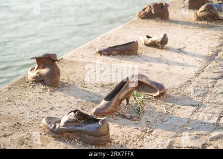 Budapest, Ungarn / 22. August 2023: Alte rostige Metallschuhe auf der Brüstung des Donaudamms in Budapest, Ungarn. Denkmal für die Opfer Stockfoto