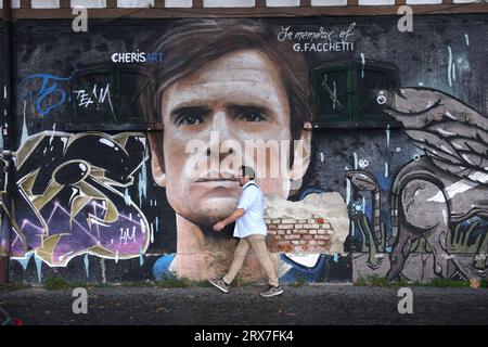 Mailand, Italien. September 2023. Ein Mann geht an einem Wandgemälde vorbei, das die Legende des FC Internazionale Giacinto Facchetti vor dem Spiel der Serie A in Giuseppe Meazza, Mailand, darstellt. Auf dem Bild sollte stehen: Jonathan Moscrop/Sportimage Credit: Sportimage Ltd/Alamy Live News Stockfoto