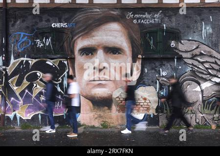 Mailand, Italien. September 2023. Die Leute gehen an Wandbildern vorbei, die die Legende des FC Internazionale Giacinto Facchetti vor dem Spiel der Serie A in Giuseppe Meazza, Mailand, darstellen. Auf dem Bild sollte stehen: Jonathan Moscrop/Sportimage Credit: Sportimage Ltd/Alamy Live News Stockfoto