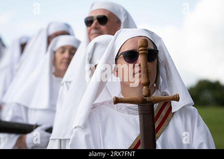 London, Großbritannien. 23. September 2023. Druiden treffen sich zu ihrem jährlichen Ritual, um die Herbstgleiche auf dem Primrose Hill in London zu feiern. Die Tagundnachtgleiche markiert das Ende des Sommers und den Beginn des Herbstes auf der nördlichen Hemisphäre. Quelle: Ron Fassbender/Alamy Live News Stockfoto