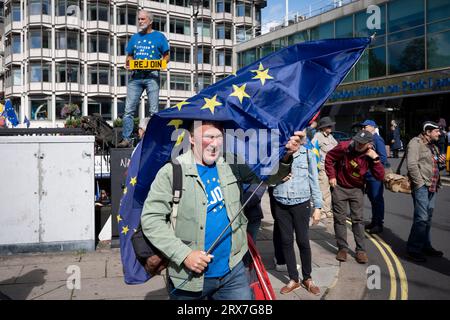 Pro-EU-Befürworter protestieren gegen den Brexit während ihres nationalen marsches zur Wiederaufnahme der Europäischen Union am 23. September 2023 in London, England. Stockfoto