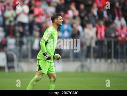 München, Deutschland 23. September 2023: Fussball, Herren, Bundesliga, Saison 2023/2024, FC Bayern München - VFL Bochum, Allianz Arena Sven Ulreich (FC Bayern München) seitliche DFB-Vorschriften verbieten die Verwendung von Fotografien als Bildsequenzen und/oder Quasi-Video Stockfoto