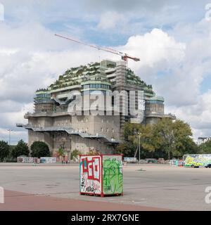 Hamburg, Deutschland. September 2023. Blick auf den Grünen Bunker am Heiligengeistfeld. Seit 2019 wird der graue Hochhausbunker an der Feldstraße mit einem fünfgeschossigen Pyramidengebäude mit Dachgarten, Hotel, multifunktionaler Halle, Ausstellungsflächen, Bereichen für Nachbarschaftsinitiativen und städtische Gartenarbeit sowie Gedenkstätten für Opfer des NS-Regimes ergänzt. Quelle: Markus Scholz/dpa/Alamy Live News Stockfoto