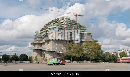 Hamburg, Deutschland. September 2023. Blick auf den Grünen Bunker am Heiligengeistfeld. Seit 2019 wird der graue Hochhausbunker an der Feldstraße mit einem fünfgeschossigen Pyramidengebäude mit Dachgarten, Hotel, multifunktionaler Halle, Ausstellungsflächen, Bereichen für Nachbarschaftsinitiativen und städtische Gartenarbeit sowie Gedenkstätten für Opfer des NS-Regimes ergänzt. Quelle: Markus Scholz/dpa/Alamy Live News Stockfoto