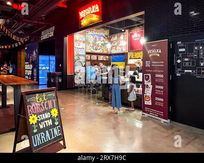 New York, NY - US - 17. September 2023 Innenansicht des Veselka Essex, ein Restaurant, das traditionelles ukrainisches Fast Food auf dem Essex Market im serviert Stockfoto