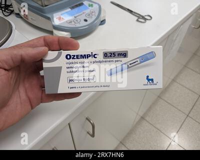 Prag, Tschechische republik - 22. Juni 2023: Box mit ozempic-Medikamenten. Diabetesbehandlung in Europa. Semaglutidpaket. Manchmal zur Gewichtsreduktion missbraucht Stockfoto