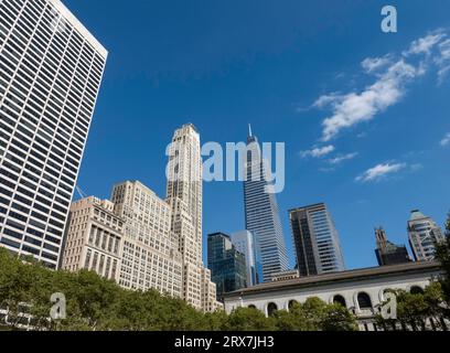 Bürogebäude an der 42nd Street aus dem Bryant Park, 2023, New York City, USA Stockfoto