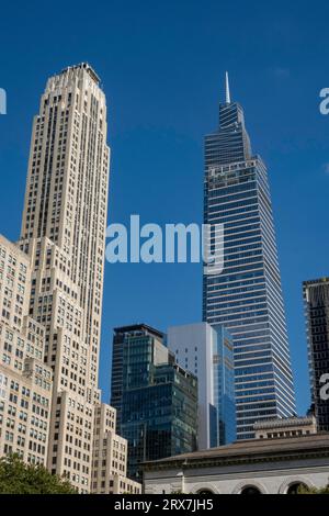 Bürogebäude an der 42nd Street aus dem Bryant Park, 2023, New York City, USA Stockfoto