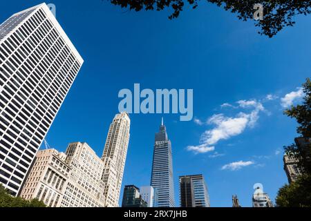 Bürogebäude an der 42nd Street aus dem Bryant Park, 2023, New York City, USA Stockfoto