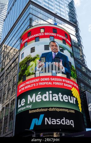 Aufwärtsansicht der elektronischen NASDAQ-Plakatwand am Times Square, 2023, New York City, USA Stockfoto