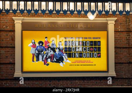 Belasco Theatre Advert mit „How to Dance in Ohio“, New York City, USA 2023 Stockfoto