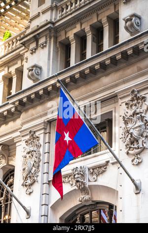 Die prunkvolle Marinefassade des New York Yacht Club ist ein Wahrzeichen an der 37 West 44th Street, NYC, USA 2023 Stockfoto