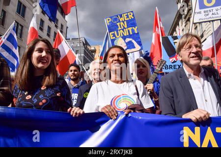 London, England, Großbritannien. September 2023. Die Anti-Brexit-Aktivistin GINA MILLER (Mitte) und der ehemalige belgische Premierminister sowie der Brexit-Koordinator und Vorsitzende GUY VERHOFSTADT (rechts) des Europäischen Parlaments nehmen an dem märz Teil. Tausende von Anti-Brexit-Demonstranten nahmen an der Nationalen Wiederantrittsmarsch im Zentrum Londons Teil und forderten, dass das Vereinigte Königreich wieder der EU Beitritt. (Bild: © Vuk Valcic/ZUMA Press Wire) NUR REDAKTIONELLE VERWENDUNG! Nicht für kommerzielle ZWECKE! Quelle: ZUMA Press, Inc./Alamy Live News Stockfoto