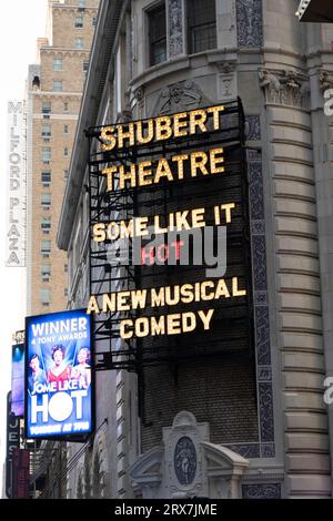 Shubert Theatre Marquee mit „Some Like IT Hot“, New York City, USA 2023 Stockfoto