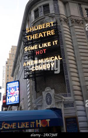 Shubert Theatre Marquee mit „Some Like IT Hot“, New York City, USA 2023 Stockfoto