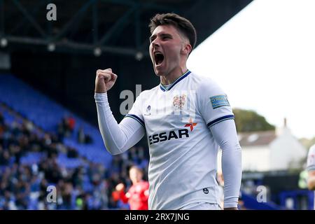 Birkenhead, Großbritannien. September 2023. Josh Hawkes von Tranmere Rovers feiert, nachdem er sein Team das 2. Tor erzielte. EFL Skybet Football League Two Match, Tranmere Rovers gegen Accrington Stanley im Prenton Park, Birkenhead, Wirral am Samstag, den 23. September 2023. Dieses Bild darf nur zu redaktionellen Zwecken verwendet werden. Nur redaktionelle Verwendung, .PIC von Chris Stading/ Credit: Andrew Orchard Sports Photography/Alamy Live News Stockfoto