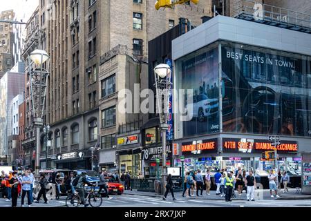 Diamond Shaped Street Light Pylons befinden sich an der W. 42nd St. und Sixth Avenue, die den Diamond District in New York City, 2023, USA, bezeichnen Stockfoto
