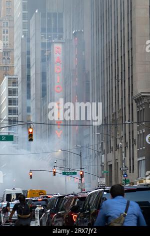 Der Verkehr kommt zum Stillstand, als ein Brand in Midtown Manhattan, 21. September 2023, New York City, USA, ausbrach Stockfoto