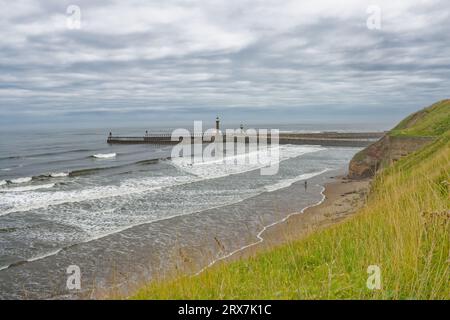 Whitby, England, 9. August, 2023. Das Bild zeigt die East und West Piers vom West Cliff Pavillion Parkplatz Stockfoto