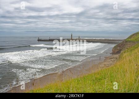 Whitby, England, 9. August, 2023. Das Bild zeigt die East und West Piers vom West Cliff Pavillion Parkplatz Stockfoto