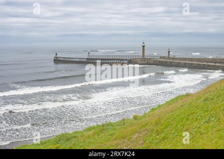 Whitby, England, 9. August, 2023. Das Bild zeigt die East und West Piers vom West Cliff Pavillion Parkplatz Stockfoto