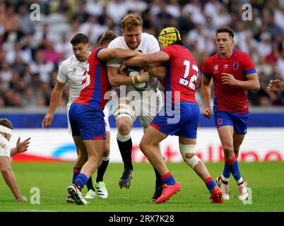 Der Engländer Ollie Chessum wird von Chiles Domingo Saavedra (links) und Matias Garafulic während der Rugby-Weltmeisterschaft 2023, Pool D Match im Stade Pierre Mauroy in Lille, Frankreich, angegriffen. Bilddatum: Freitag, 23. September 2023. Stockfoto