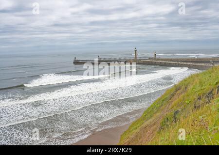 Whitby, England, 9. August, 2023. Das Bild zeigt die East und West Piers vom West Cliff Pavillion Parkplatz Stockfoto
