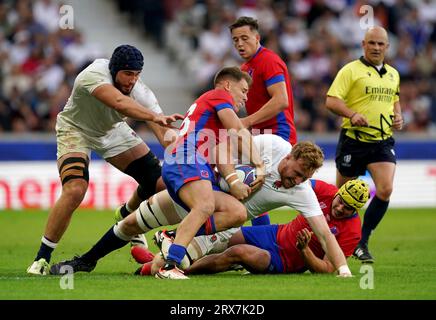 Der Engländer Ollie Chessum wird von Chiles Domingo Saavedra (links) und Matias Garafulic während der Rugby-Weltmeisterschaft 2023, Pool D Match im Stade Pierre Mauroy in Lille, Frankreich, angegriffen. Bilddatum: Freitag, 23. September 2023. Stockfoto