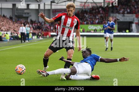 London, Großbritannien. September 2023. Mads Roerslev aus Brentford wird Amadou Onana aus Everton während des Spiels der Premier League im Gtech Community Stadium in London herausgefordert. Das Bild sollte lauten: Paul Terry/Sportimage Credit: Sportimage Ltd/Alamy Live News Stockfoto