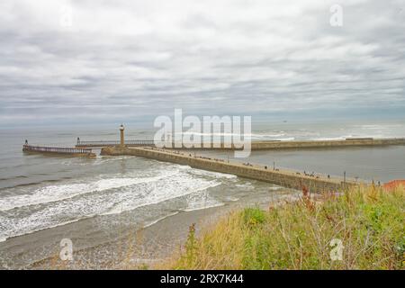 Whitby, England, 9. August, 2023. Das Bild zeigt die East und West Piers vom West Cliff Pavillion Parkplatz Stockfoto