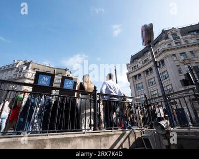 Jehovahs Zeugenstand im Oxford Circus, London, Vereinigtes Königreich, mit Käufern, die vorbeigehen Stockfoto