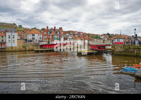 Die Swing Bridge in Whitby verbindet beide Seiten der Stadt Stockfoto