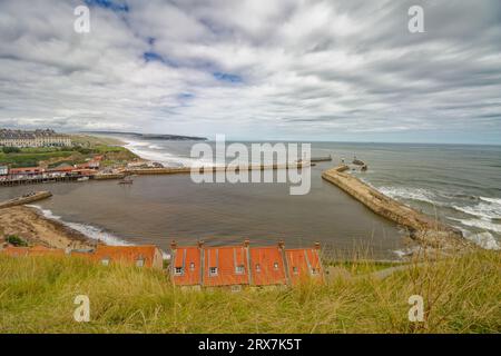 Whitby, England, 9. August, 2023. Das Bild zeigt die Ost- und West-Piers von der St. Mary's Church Stockfoto