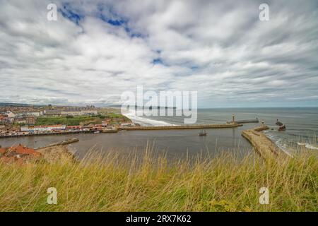 Whitby, England, 9. August, 2023. Das Bild zeigt die Ost- und West-Piers von der St. Mary's Church Stockfoto