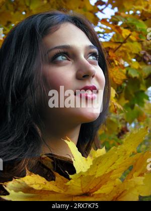 Portrait von Junge attraktive Frau im Herbst Park Stockfoto