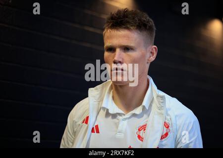 Scott McTominay #39 von Manchester United kommt vor dem Premier-League-Spiel Burnley gegen Manchester United im Turf Moor, Burnley, Großbritannien, 23. September 2023 (Foto: Conor Molloy/News Images) Stockfoto