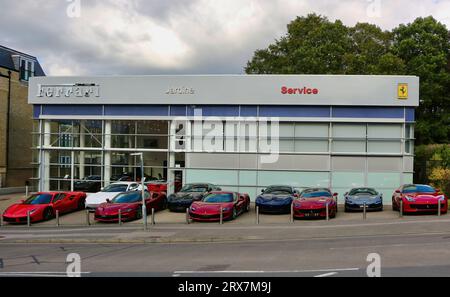 Jardine Ferrari Händler mit geparkten Ferraris auf dem Vorplatz Sevenoaks Kent England Großbritannien Stockfoto