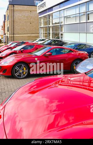 Jardine Ferrari Händler mit geparkten Ferraris auf dem Vorplatz Sevenoaks Kent England Großbritannien Stockfoto